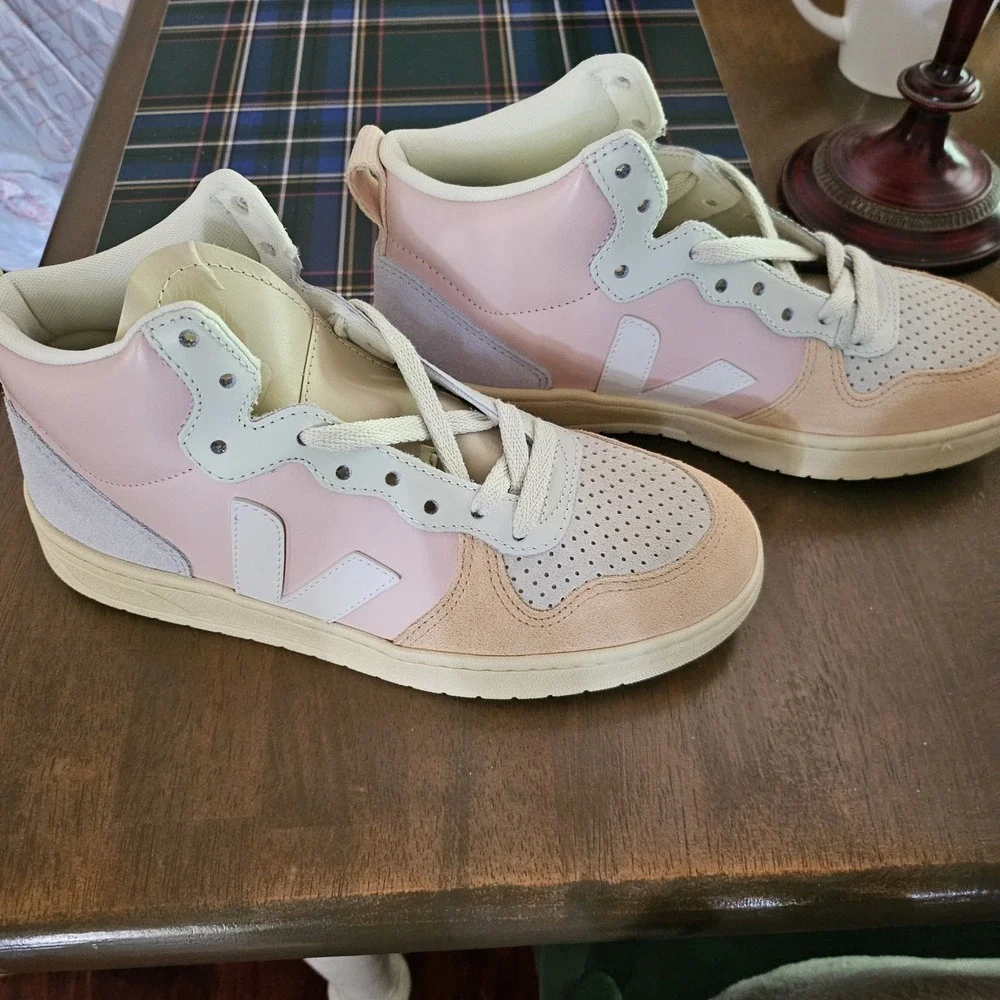 Veja 15 leather